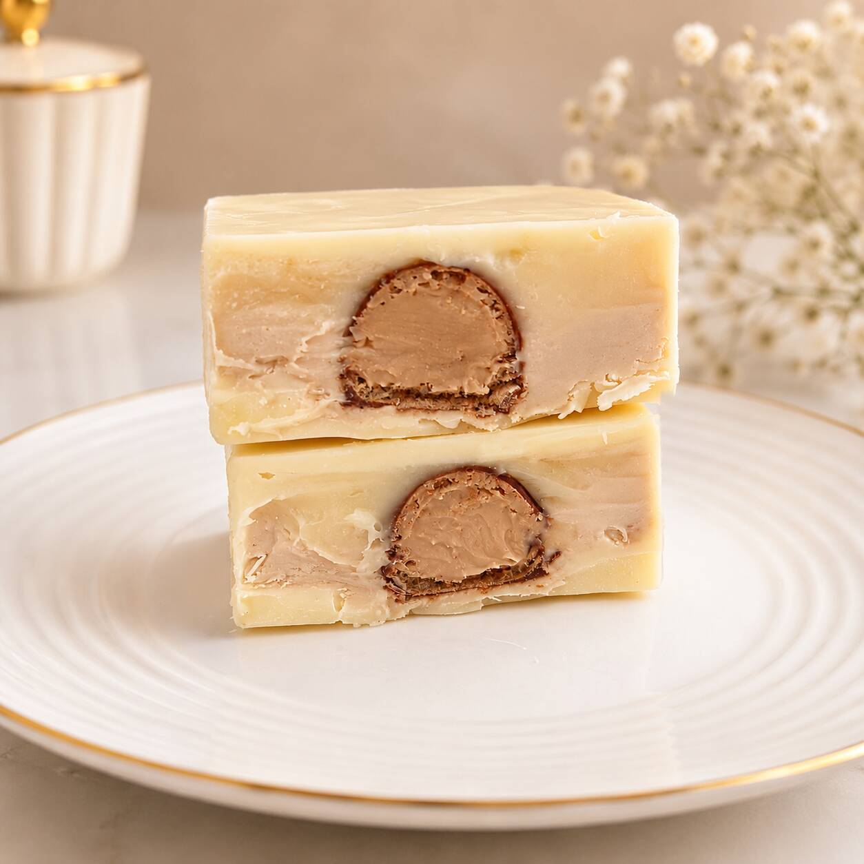 Casca de chocolate branco recheado com creme de ninho,creme de kinder e um biscoito kinder bueno (aprox 110g)
