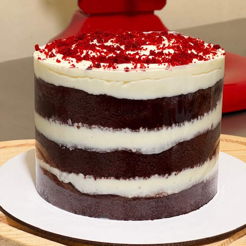 Com um toque aveludado e um sabor inesquecível que só a gente tem... Nossa Red Velvet veio para subir nível! Obs: Aproximadamente 15cm rende de 10 a 12 fatias dependendo do corte.