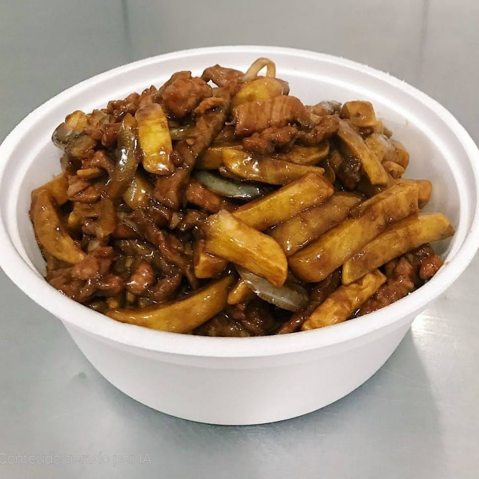 Carne em tiras com batata frita e cebola ao molho shoyu.