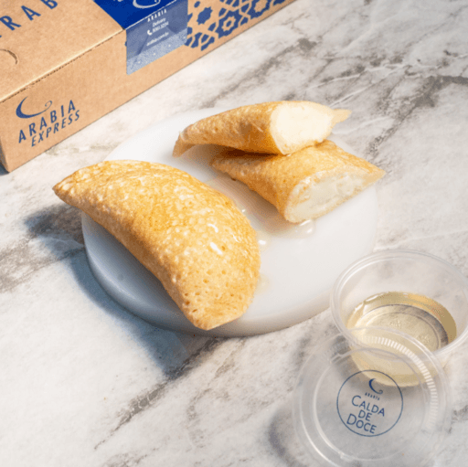 Massa fina recheado com creme de nata, acompanhada por uma calda leve de flor de laranjeira.
Sugerimos aquecer levemente por 10 segundos no microondas antes de consumir.