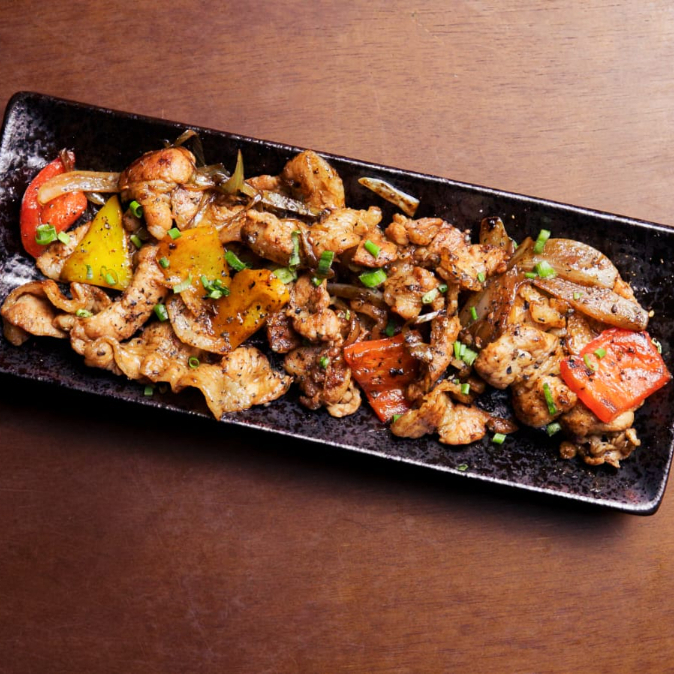 Finas tiras de pancetta grelhada no oleo de gergelim, acompanha cebola, pimentão amarelo e vermelho, alho poró, molho de churrasco japonês e gengibre.