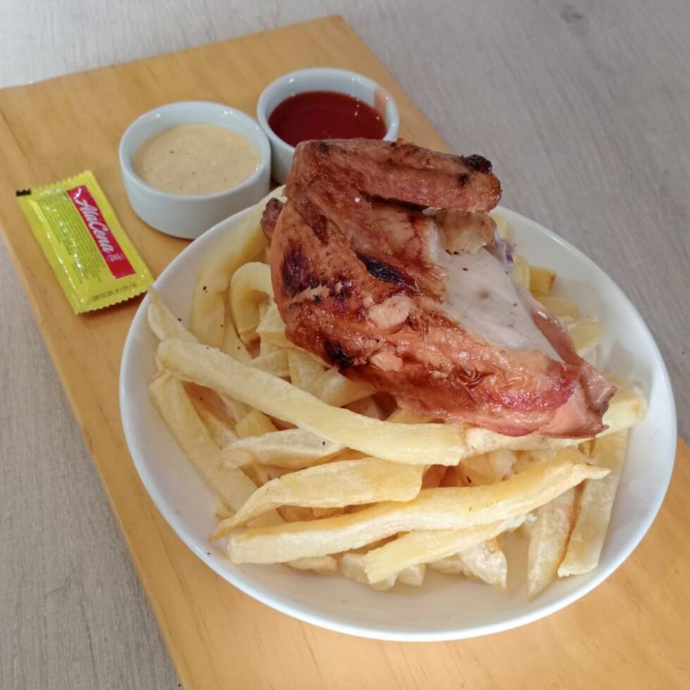 1/4 de Pollo al Cilindro con papas fritas