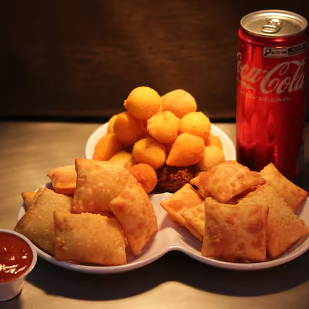 Descubra o sabor inigualável de nosso Combo Médio, composto por 20 mini salgados assados, repletos de um recheio irresistivelmente saboroso, combinado à crocância da massa perfeitamente dourada. Acompanha 15 mini pastéis, cujo recheio suculento e massa fina e crocante tornam cada mordida uma experiência única.