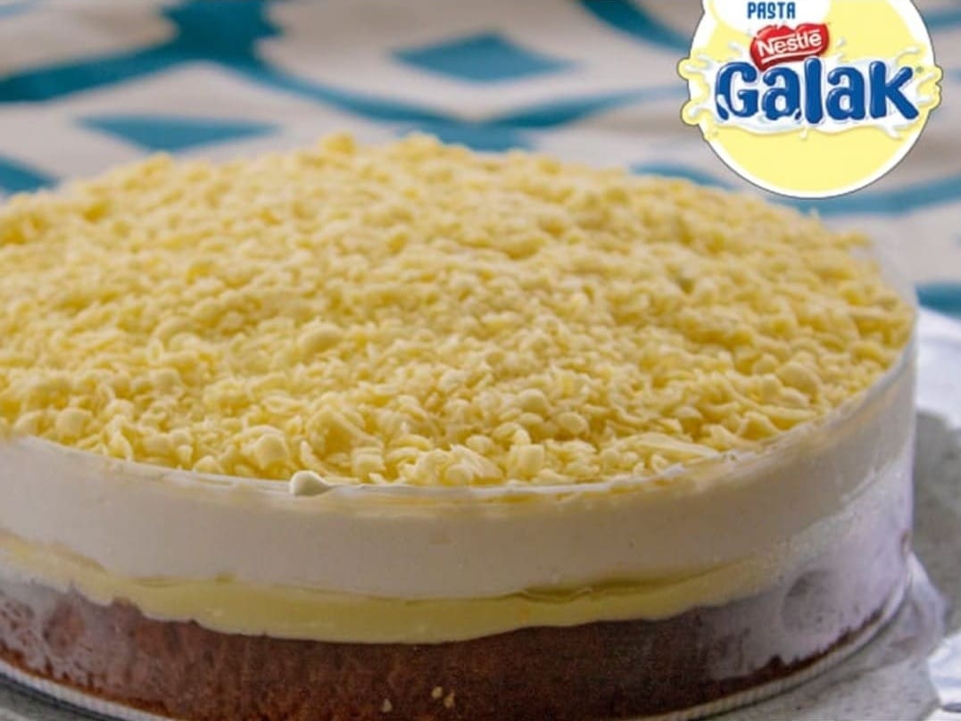 Rende de 08 a 10 fatias. Pesa aprox. ,740g. Vendida congelada, descongelar por 3 horas em temperatura ambiente antes de consumir. Contém ou pode conter glúten, leite e ovos. Conservar refrigerada, não recongelar. Consumir em até 3 dias.
Pureza e cremosidade em uma ode ao chocolate branco mais famoso do Brasil. Nossa torta traz o sabor inconfundível do Galak® transformado em um creme sedoso que derrete na boca com uma delicadeza sem igual. É uma sobremesa iluminada e elegante feita para os ver