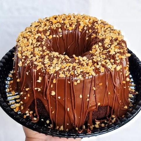 Massa de chocolate caseira com cobertura cremosa de chocolate nobre finalizado com fios de Nutella e amendoim triturados. Forma tamanho 16 Peso aproximado 600 gramas Serve ate 6 pedaços #bolo #bolocaseiro #bolocomcobertura