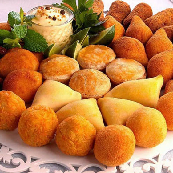 Revela o prazer de saborear nossos 50 Mini Salgados, um destaque na categoria 'Favoritos'. Cuidadosamente fritos no ponto certo, ostentam uma casquinha irresistivelmente crocante que harmoniza perfeitamente com o recheio divinamente cremoso. Cada mordida é um convite a uma aventura gastronômica inigualável. O tamanho mini dessas preciosidades torna-as ideais para partilhar em ocasiões especiais ou para simplesmente desfrutar sozinho. Prepare-se para uma verdadeira explosão de sabores!