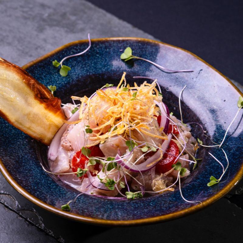 Refrescante! Ceviche de peixe branco, calda de limão, pitada de pimenta, cebola roxa, coentro e cebolinha