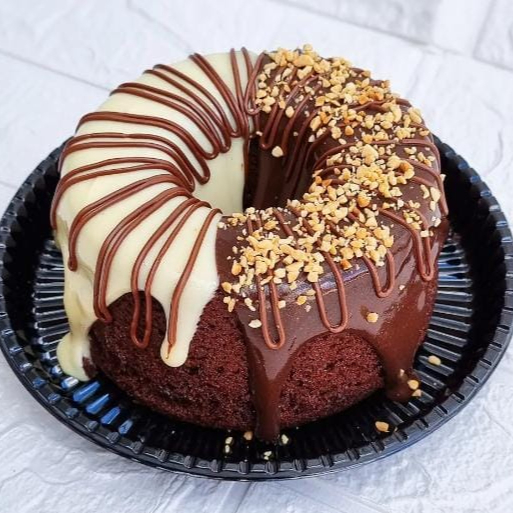 Massa caseira fofinha com cobertura cremosa. Escolha até 2 sabores. Forma tamanho 16.Peso aproximado 600g.Serve ate 6 pedaços