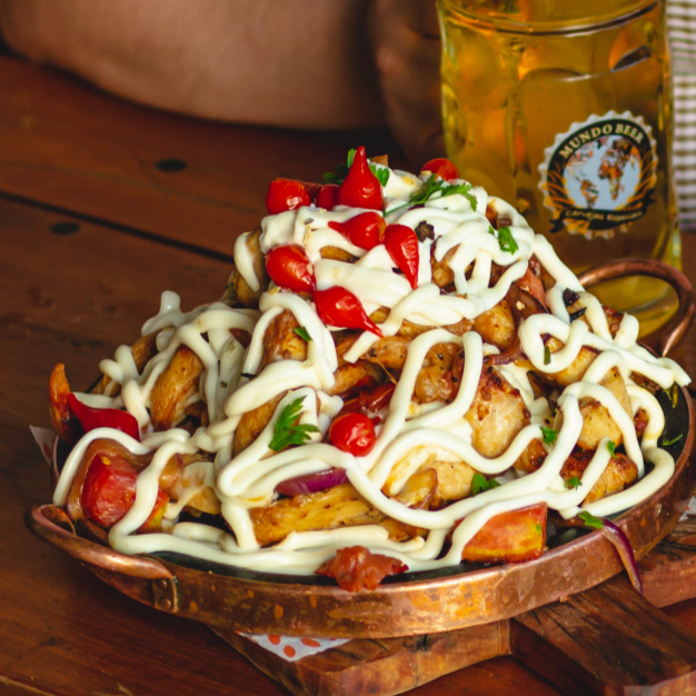 cubos de frango grelhados com cebola, tomate e catupiry.