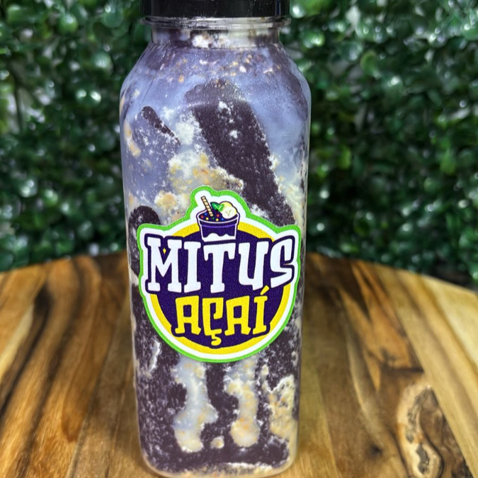 Açaí, leite condensado com camadas de paçoca e leite em pó.