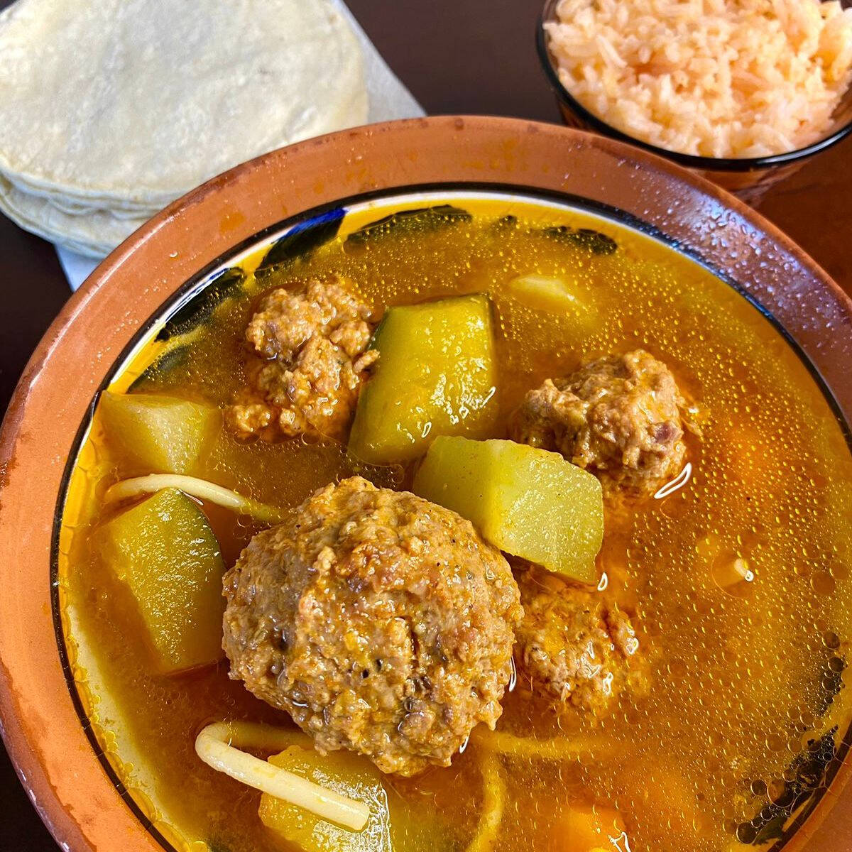 Caldo de albóndigas