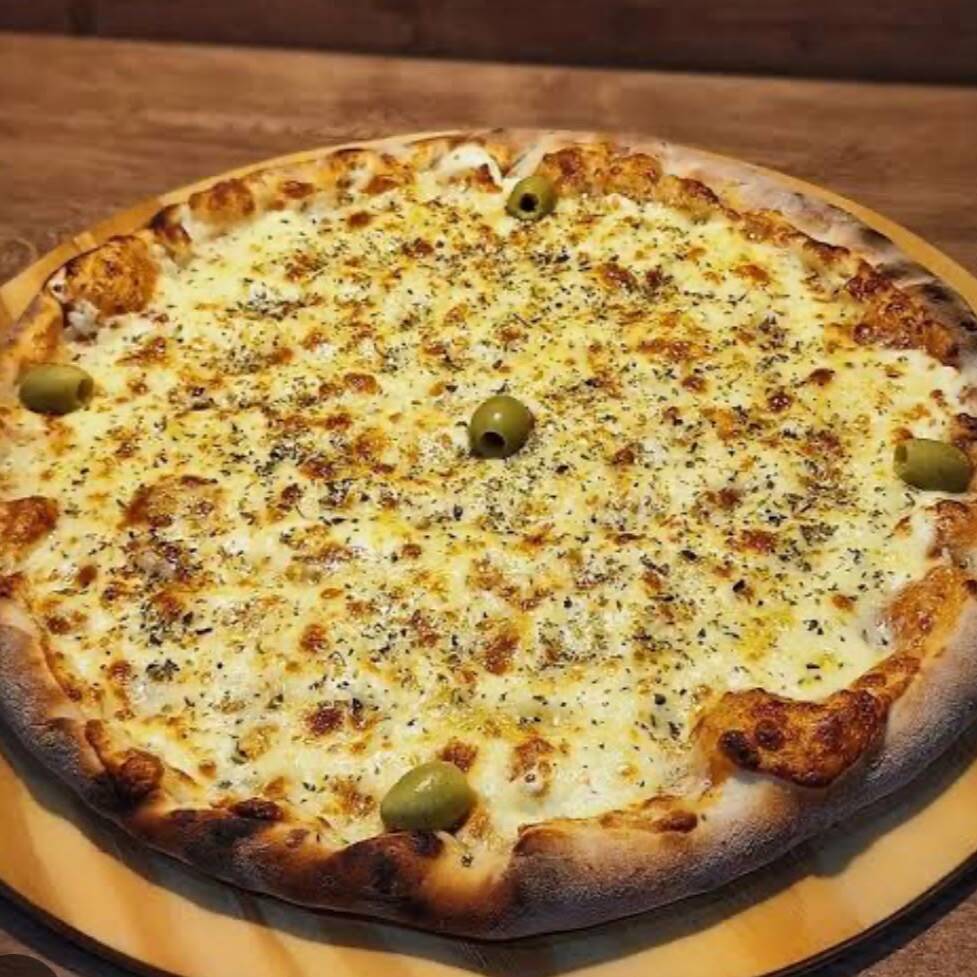 Nossa pizza Mussarela é preparada com uma massa artesanal, leve e macia por dentro, molho de tomate, uma generosa camada de mussarela derretida e um toque especial de oregano.