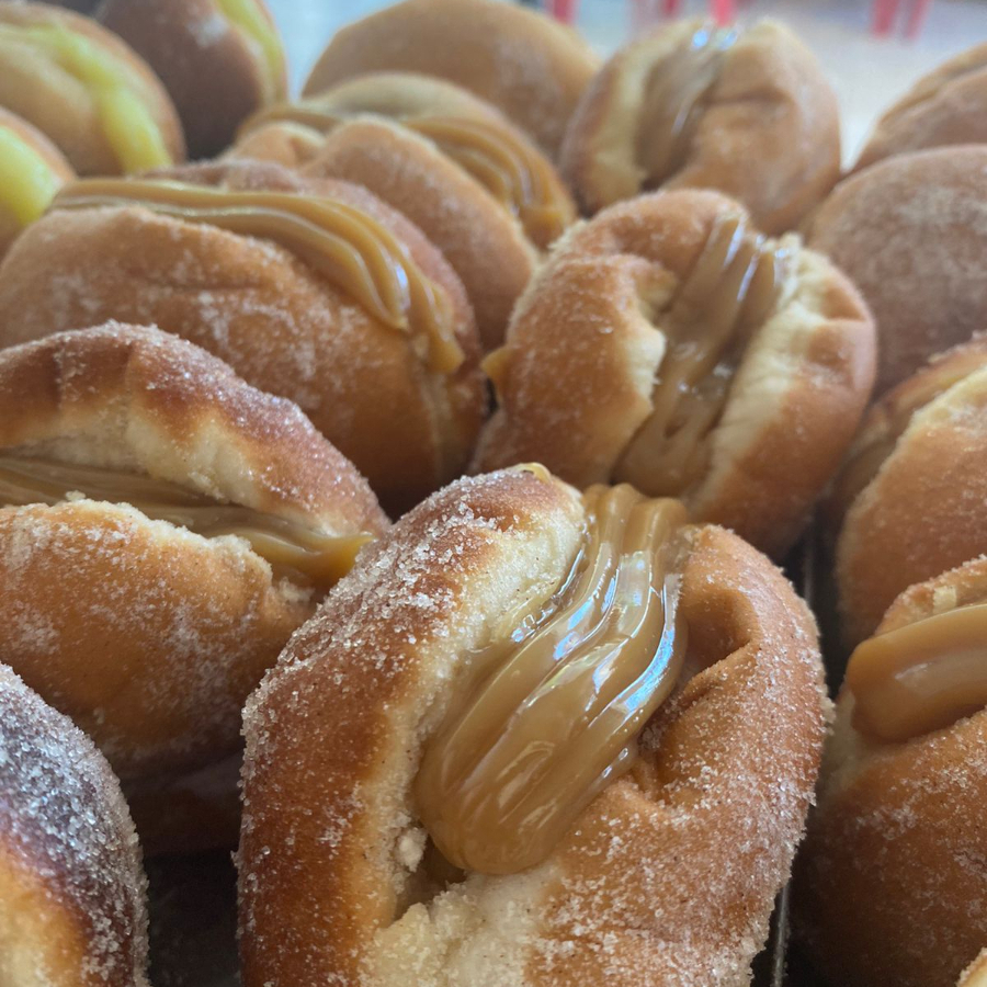Farinha de Trigo, Ovo, Margarina, Sal, Açúcar, Fermento, Doce de Leite e Canela.
