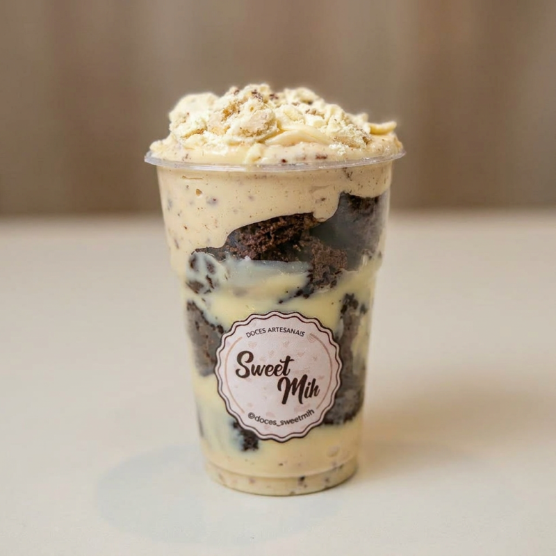 Delicioso copo com Creme de Ouro Branco, brigadeiro de Ninho e pedaços de Brownies, simplesmente Irresistível. (220ml | aprox. 200g)