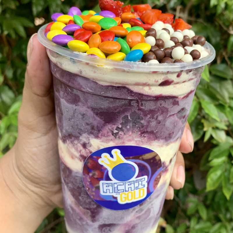 Creme de açai, leite em po, leite condensado, confete, chocoboll e morangos