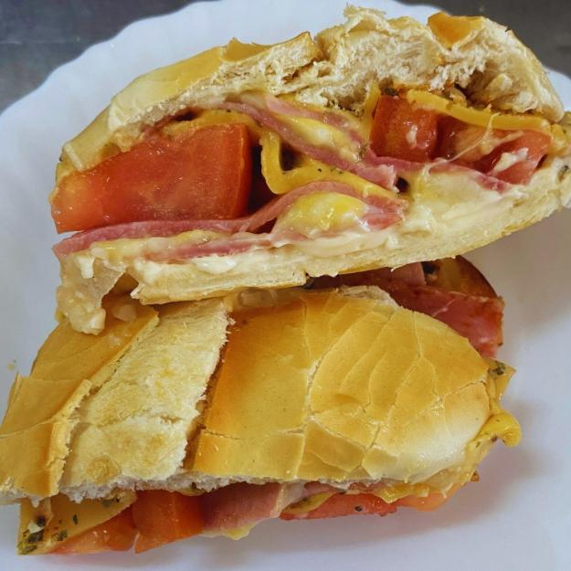 Pão tostado, maionese presunto sadia, queijo, tomate e catupiry