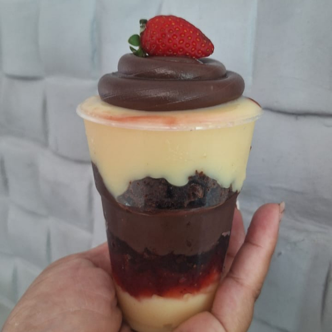 creme de ninho, geleia de morango, brownie e creme de chocolat