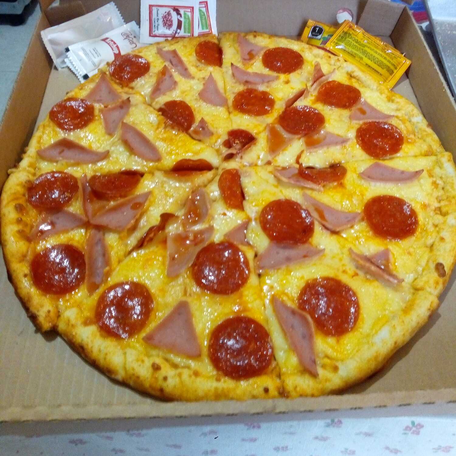 Pizza Combinada de Pepperoni y Jamón de 14"