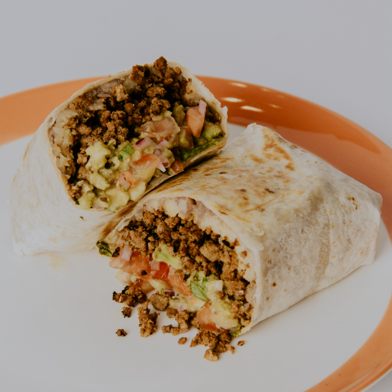 Tortilla de trigo, pasta de feijão, muçarela, carne moída, guacamole, salada mexicana e alface.