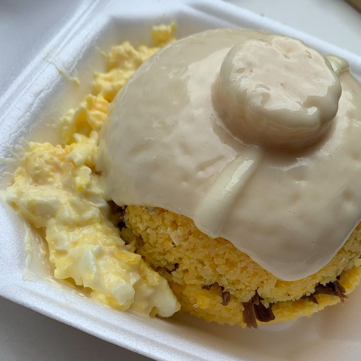 Cuscuz recheado por dentro com carne, por fora com ovo cremoso e finalizado com queijo mussarela.