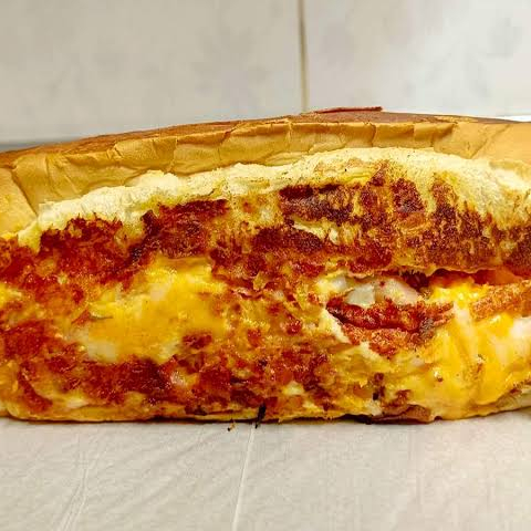 pao,salsicha, milho,ervilha, cebola shoyu,batata palha,frango,molho verde ,katchup,cheddar
