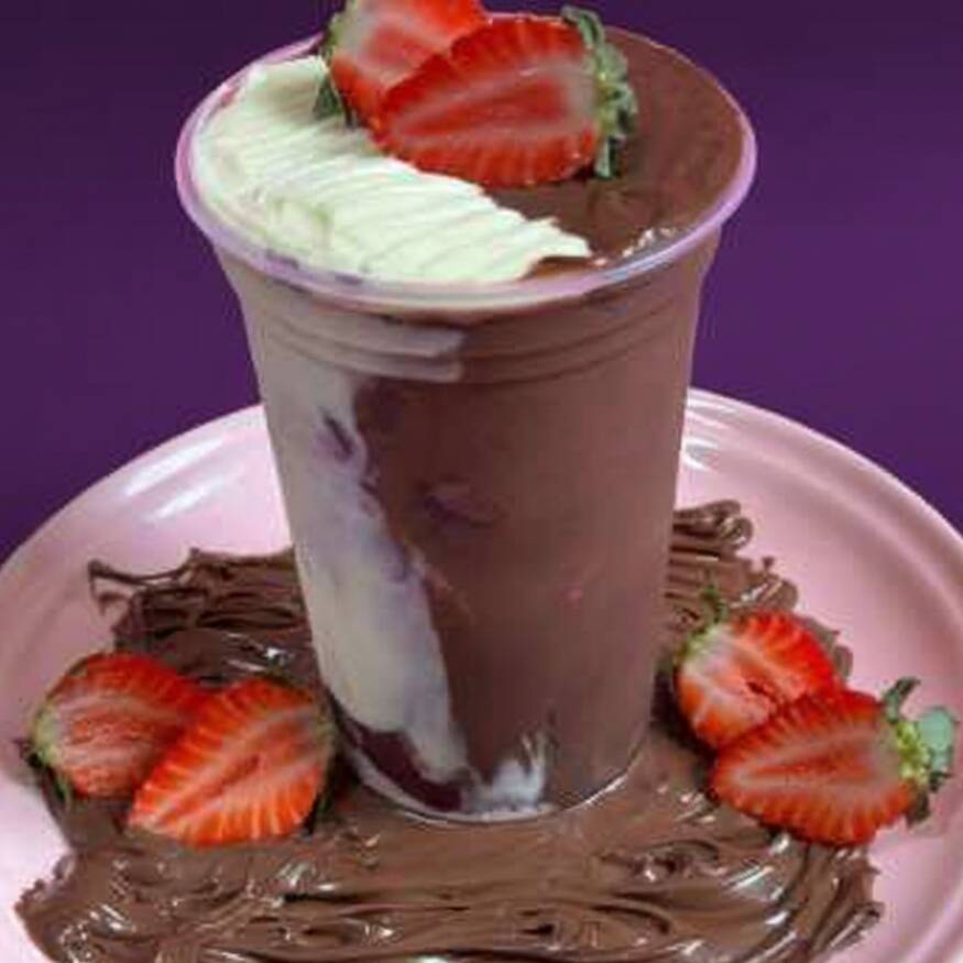 Açaí com Creme de Ninho e Avelã A combinação que é sinônimo de perfeição. Mergulhe em camadas do nosso açaí super gelado, intercaladas com o toque aveludado do legítimo creme de Ninho e a intensidade do creme de avelã. Para coroar essa experiência, morangos frescos trazem a acidez ideal, equilibrando cada colherada. É cremosidade e frescor em um só copo!