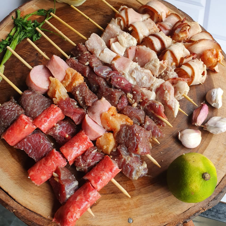 Espeto misto de carne bovina, frango e Linguiça toscana