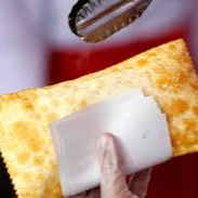 Delicioso pastel recheado com uma combinação clássica de queijo derretido e presunto suculento.