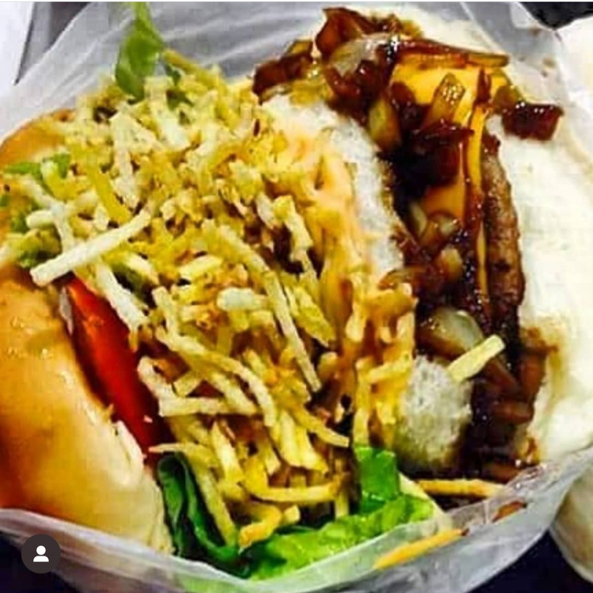 pão 2 carnes, cheddar fatiado, molho billy jack, cebola no shoyu, picles, tomate, alface e batata palha