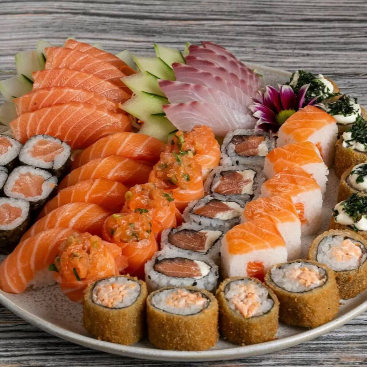 5 Hossomaki, 5 Uramaki de salmão,5 niguiri de salmão,5 Joe,5 Batera de salmão,10 Hot Roll, 5 Sashimi de tilapia 5 Sashimi de Salmão