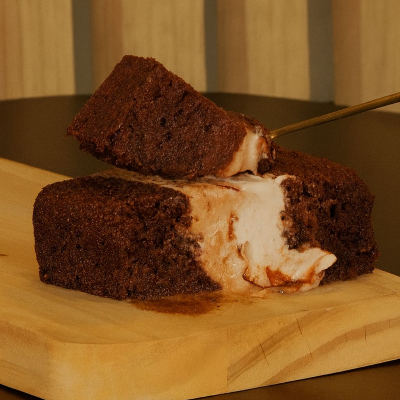 Massa de chocolate recheada com brigadeiro cremoso, mousse especial Kinder e delicados pedacinhos de Kinder. Peso médio: 100 g