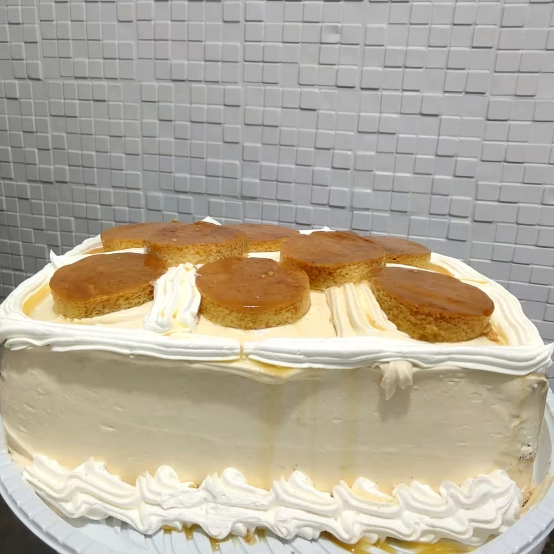Massa branca. Recheio de doce de leite. Mousse de doce de leite. Recheio de pudim. Decorado com pudim.