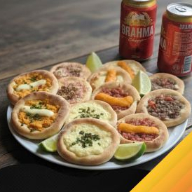 Kit 12 Esfihas de 11cm, sendo: 02 de Carne, 02 de Frango com Requeijão, 02 de Queijo, 02 de Calabresa com Cheddar, 02 de 4 Queijos, 02 de Presunto e Queijo e 02 latas de Cerveja Brahma. Recheio de Frango e Carne contém cebola e tomate!