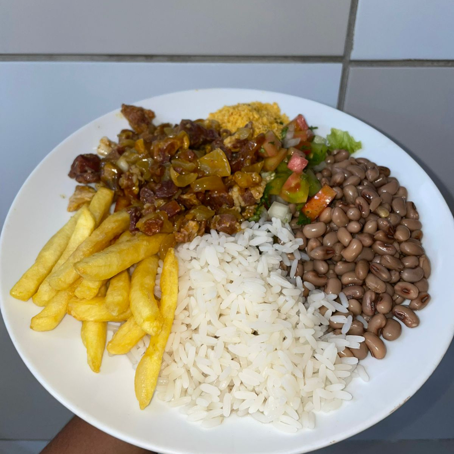 Arroz branco, feijão verde, vinagre, farofa, batata frita