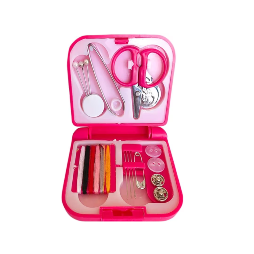 O Mini Kit Costura com 48 Peças é a solução prática e completa para quem busca fazer ajustes rápidos, reparos e até projetos criativos de costura, com tudo o que você precisa em um só conjunto. Com 48 peças essenciais, o kit é ideal tanto para iniciantes quanto para quem já possui experiência em costura, oferecendo facilidade e versatilidade no seu Dia a Dia.  Este kit inclui itens essenciais como tesoura, alfinetes, botões, agulhas, linhas de várias cores, e outros acessórios para atender às suas necessidades de costura. Perfeito para pequenos consertos, customização de roupas, reparos em casa, ou para trabalhos manuais e artesanais.     mini kit costura 48 peças, kit costura completo, kit de costura portátil, kit costura para iniciantes, kit costura para reparos, kit costura doméstico, kit de costura compacto, costura para ajustes e reparos.