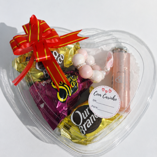 Presente de 1 coração com 3 bombons e 1 gloss hidratante labial (a cor do ursinho pode variar)