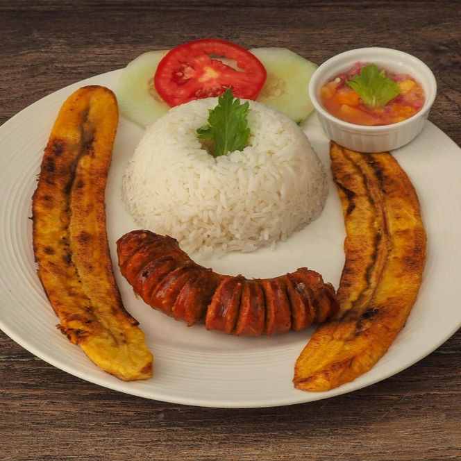 CHORIZO CON ARROZ BLANCO Y PLATANO MADURO