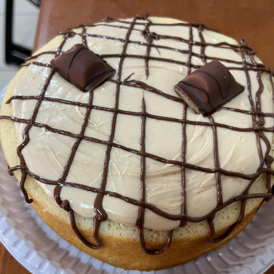 Massa branca, recheado com divino creme bueno, finalizado com Nutella, brigadeiro branco e chocolate Kinder bueno.
