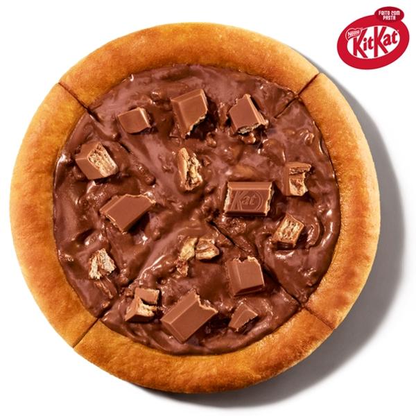 Pizza de 15cm a 17cm de massa pan coberta com pasta KitKat® e pedaços de KitKat®. Cremoso e crocante!