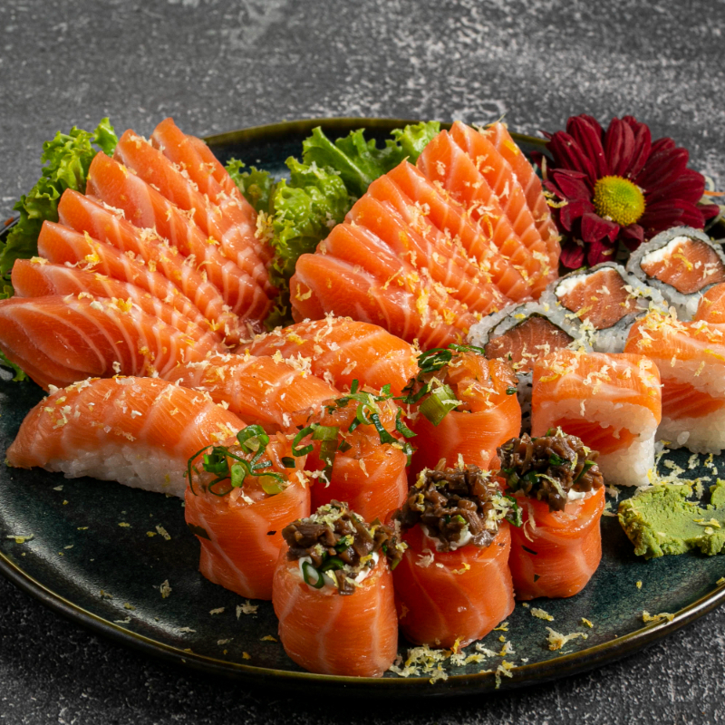 14 sashimis de salmão 3 jyo de salmão 3 jyo de shimeji 3 uramaki de salmão 3 baterá de salmão 3 niguiri de salmão * Com azeite trufado, limão siciliano e flor de sal * Não fazemos alterações de itens.