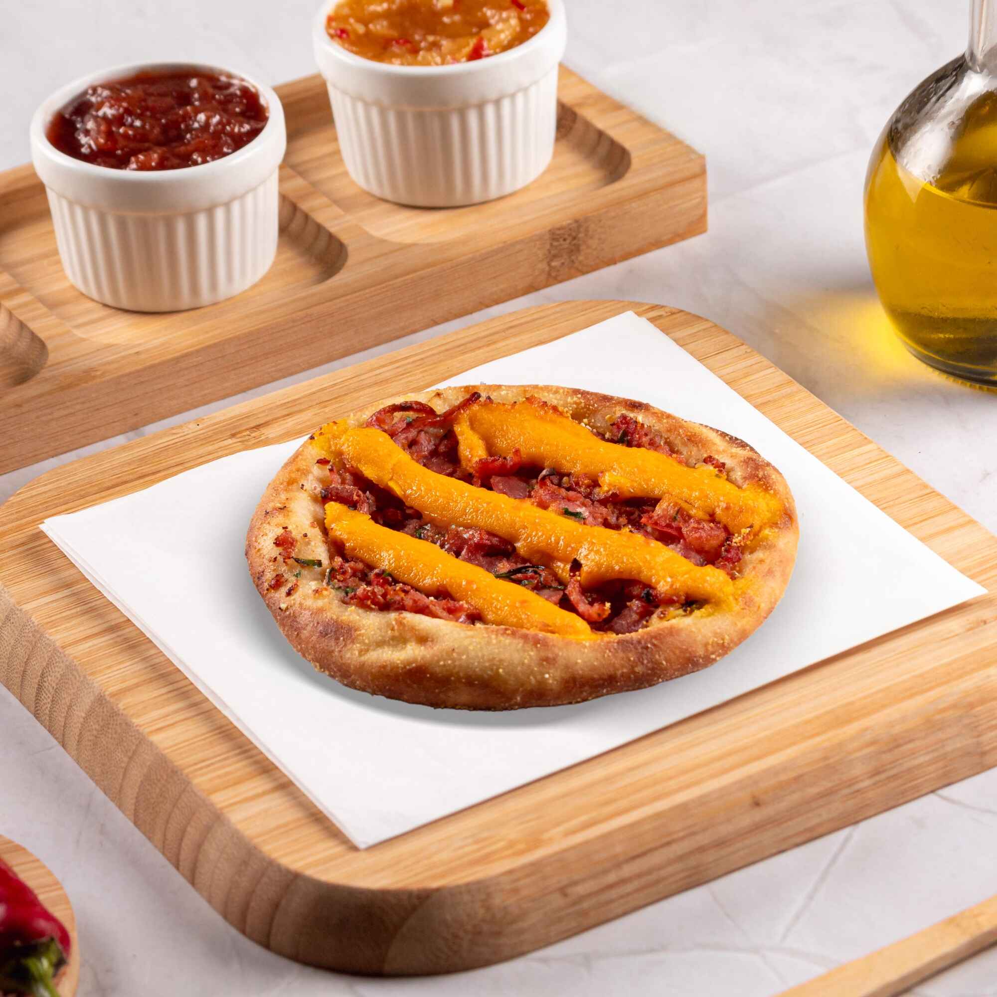 Recheada com calabresa moída e cheddar, uma explosão de sabores salgados e cremosos.