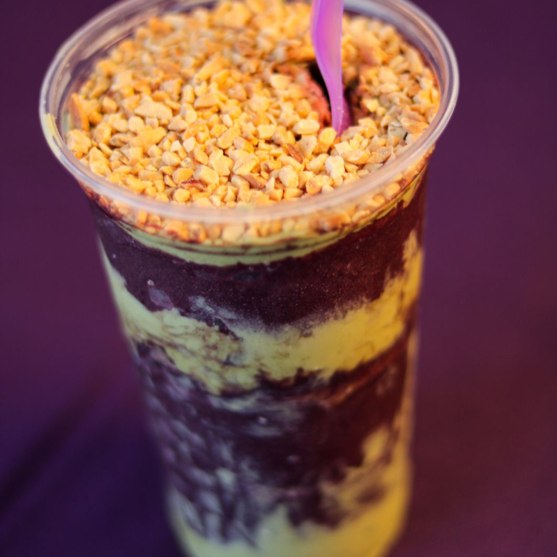 Açaí trufado com creme de pistache que acompanha: duas frutas, dois complementos e uma cobertura, todos à sua escolha!