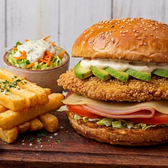 Hamburguesa de Pollo Cruji con Ensalada y Papas