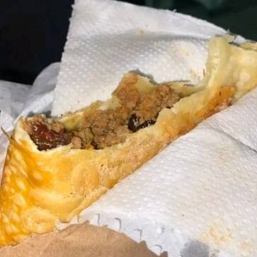 Recheado com carne moída, uvas-passas, azeitonas e um leve toque de pimenta, e polvilhado por fora com açúcar e canela. Uma combinação agridoce que vai te surpreender