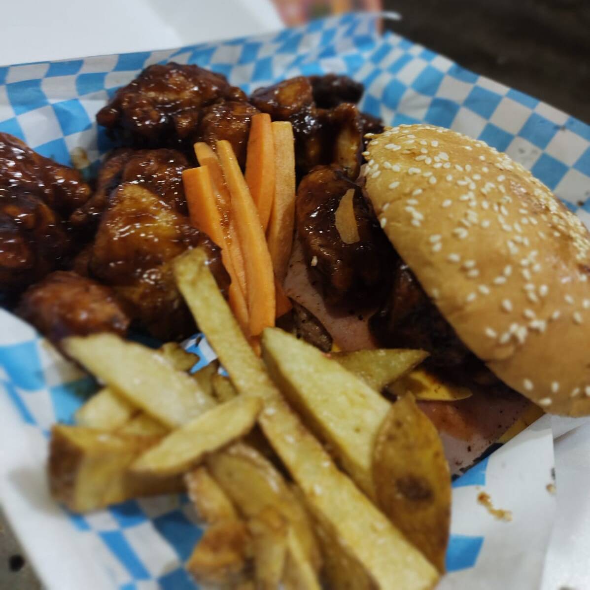 ALITAS + HAMBURGUESA