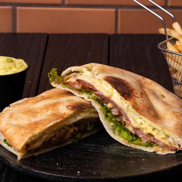 Beirute feito com Linguiça calabresa defumada. Perfeito para quem gosta de uma carne de uma carne curada, temos aqui um beirute feito com Linguiça condimentada na pimenta-calabresa, coberta com um Queijo que vem repuxando a cada mordida e, claro, a famosa maionese Bedu. No recheio, ainda temos alface, tomate e ovo, tudo isso fechado com o Tradicional Pão Sírio da casa. .