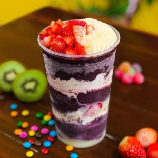 Experimente nosso copo de açaí cremoso e concentrado, livre de conservantes e sem xarope de guaraná! Delicie-se com camadas de sabor e personalize com até 4 adicionais grátis. Uma explosão de frescor e qualidade em cada colherada!