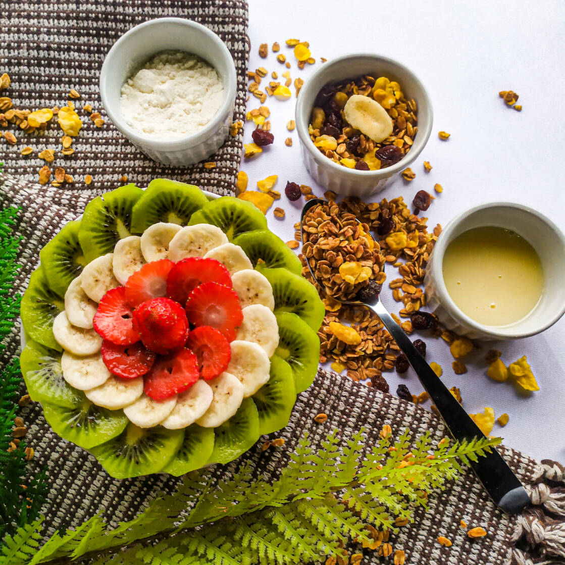 Delicioso creme de açaí natural, Fruta, granola, leite em pó e leite condensado. Acompanhamentos: 1 Sachê de Leite em Pó 25g 1 Sachê de Granola a sua escolha 30g 1 Pote de leite condensado 40g Obs: Todos Acrescimos São Enviados Separados Do Açaí.