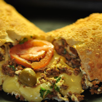 Uma combinação clássica e muito saborosa! Pastel de 20 cm recheado com carne moída bem temperada, queijo derretido, azeitonas e tomate fresco, criando um recheio suculento, equilibrado e cheio de sabor. Massa crocante por fora e recheio generoso por dentro — ideal para quem gosta de pastel completo!
