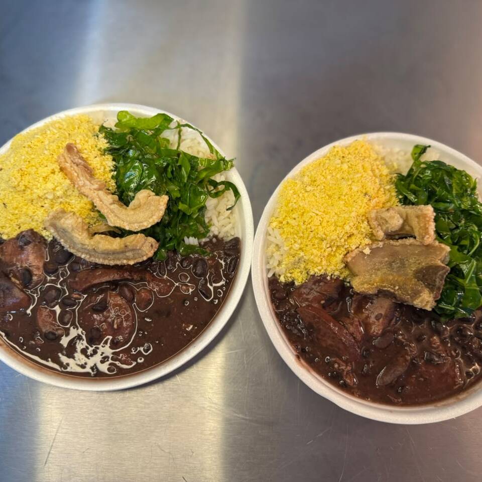 Marmita feijoada magra individual (arroz branco, linguiça calabresa,, couve refogado, farofa ). Marmita indicada para 01 pessoa.